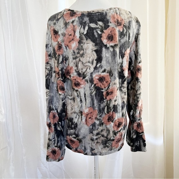 Floral bell sleeves Blouse Size Medium - Picture 3 of 7